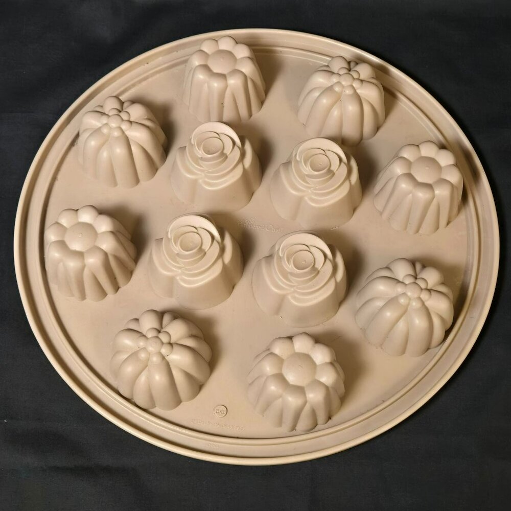 Pampered Chef Silicone 13" Round 12 Muffin Cupcake Dessert Pan Mold Flower #1613